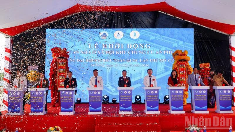 Các đại biểu ấn nút khởi động Dự án Nhà ở xã hội Khu chung cư An Phú.